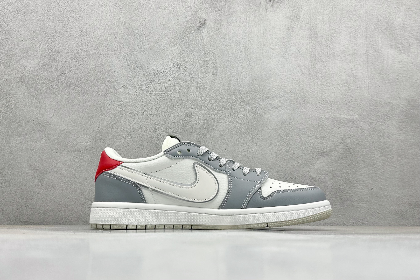 XC版Travis Scott x Fragment Design x Air Jordan 1 Low SP AJ1 乔1 斯图西联名 白灰红尾 低帮文化休闲板鞋 DZ5899-006-莆田鞋,莆田鞋货源,高仿鞋,高仿鞋货源,安福档口,莆田高仿鞋,莆田鞋批发,高仿鞋批发,莆田高仿运动鞋,高仿运动鞋,莆田运动鞋 XC版Travis Scott x Fragment Design x Air Jordan 1 Low SP AJ1 乔1 斯图西联名 白灰红尾 低帮文化休闲板鞋 DZ5899-006