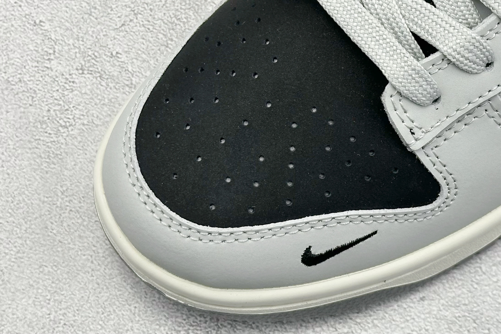  
Nike SB Dunk Low x Supreme 灰黑小钩
纯原大厂出品 极力推荐
原装头层材料