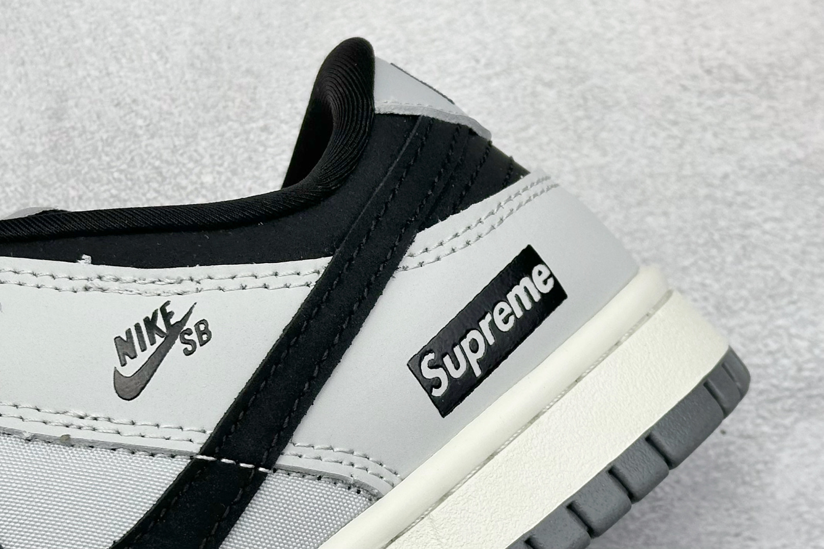  
Nike SB Dunk Low x Supreme 灰黑小钩
纯原大厂出品 极力推荐
原装头层材料
