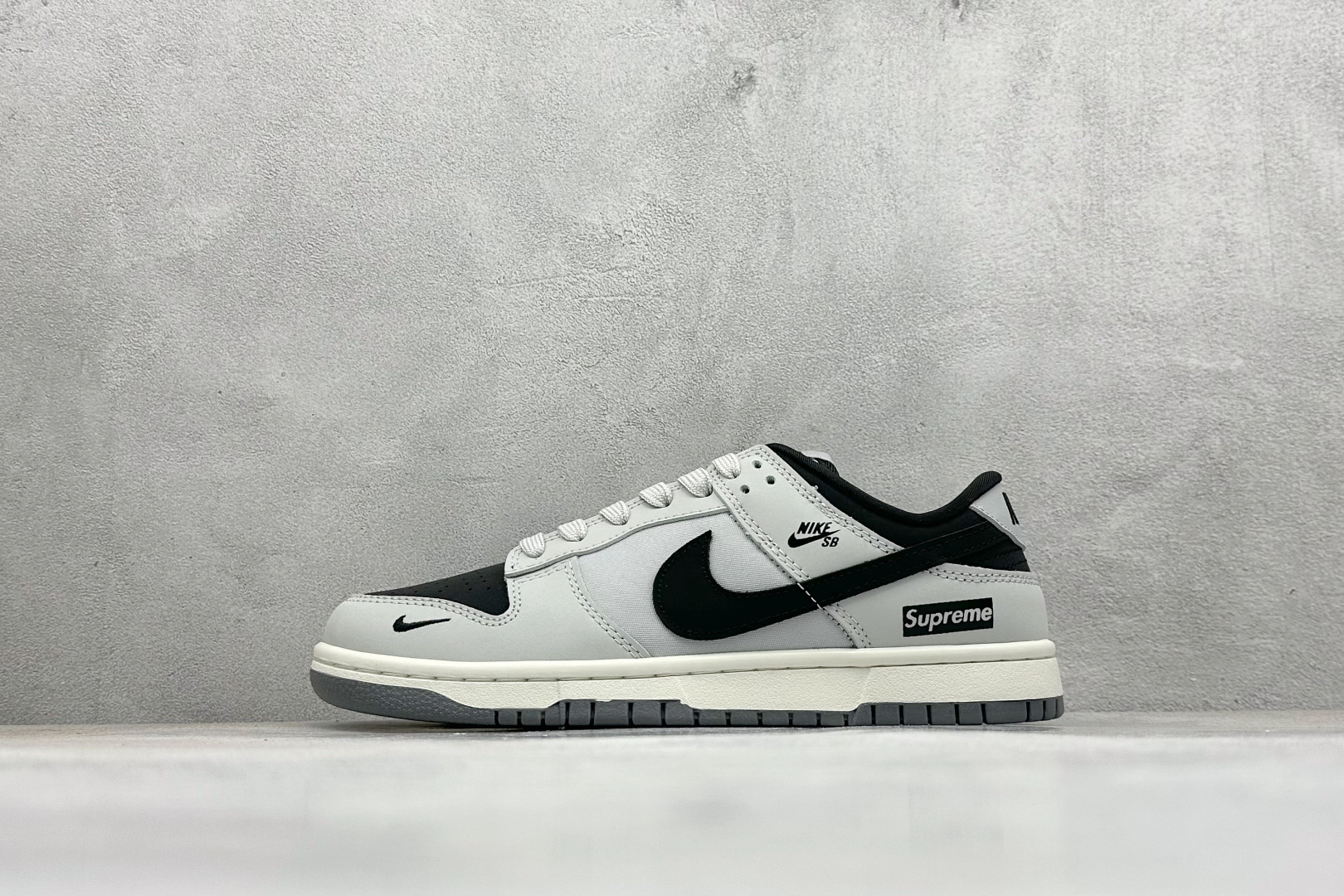  
Nike SB Dunk Low x Supreme 灰黑小钩
纯原大厂出品 极力推荐
原装头层材料