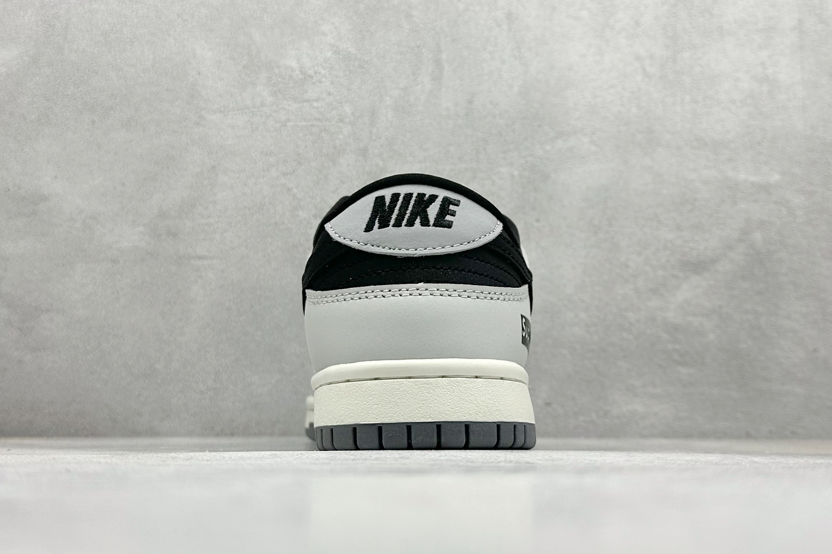  
Nike SB Dunk Low x Supreme 灰黑小钩
纯原大厂出品 极力推荐
原装头层材料