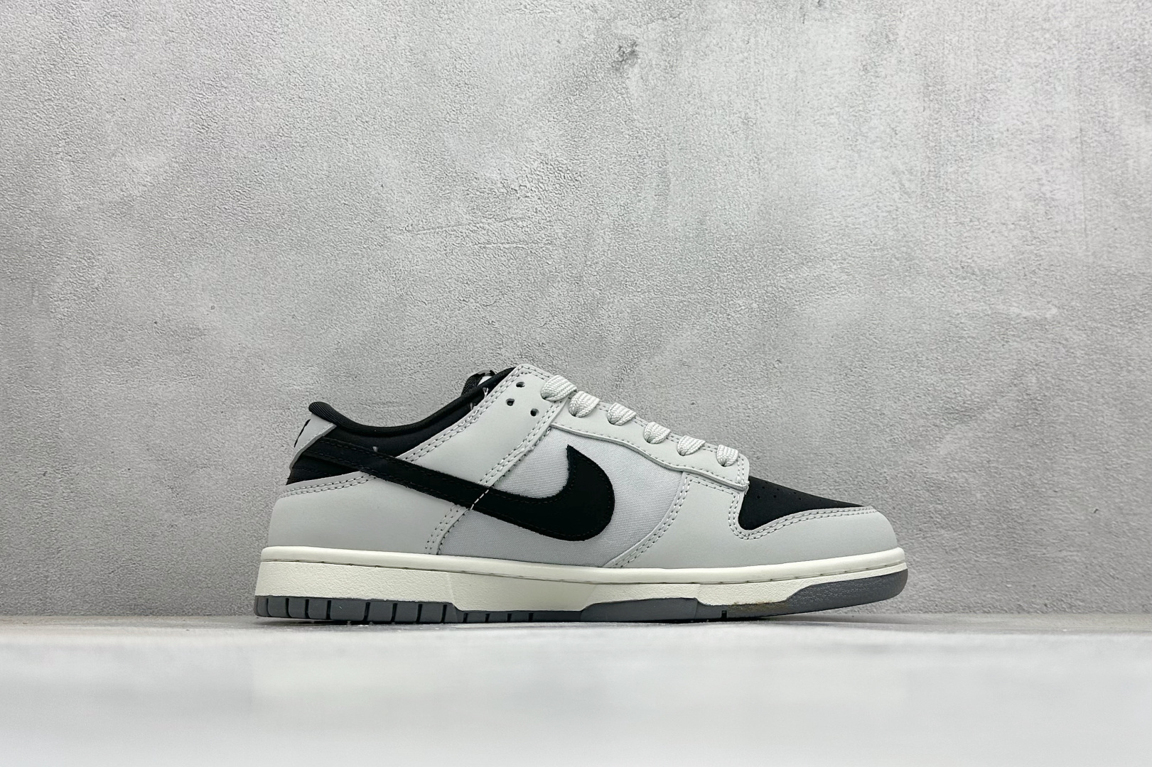  
Nike SB Dunk Low x Supreme 灰黑小钩
纯原大厂出品 极力推荐
原装头层材料