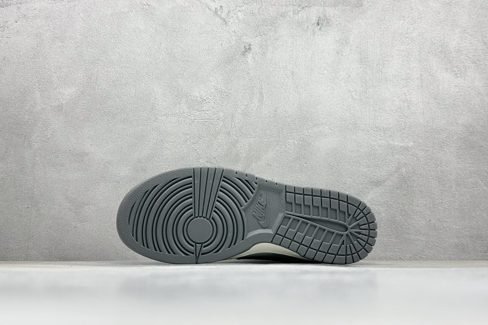  
Nike SB Dunk Low x Supreme 灰黑小钩
纯原大厂出品 极力推荐
原装头层材料