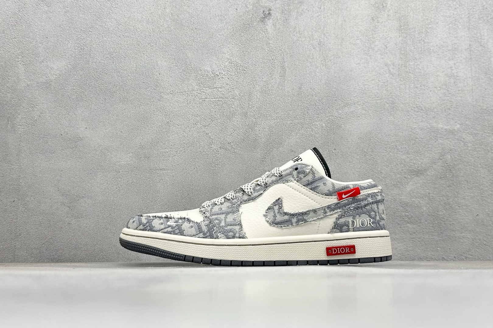 福利特价 
Air Jordan 1 Low AJ1 乔1 迪奥联名-灰蓝红标 高端定制 低帮复古篮球鞋