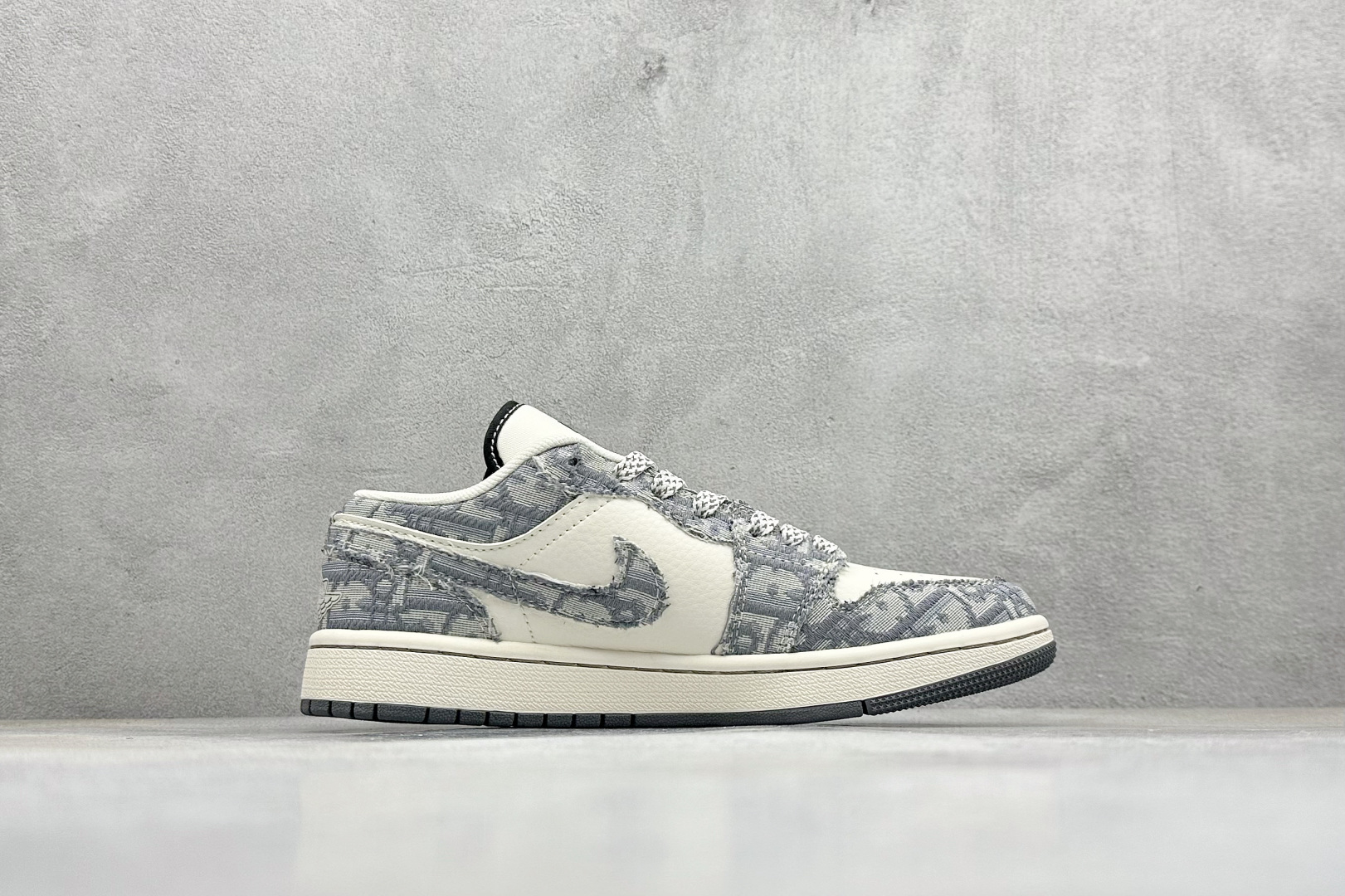 福利特价 
Air Jordan 1 Low AJ1 乔1 迪奥联名-灰蓝红标 高端定制 低帮复古篮球鞋