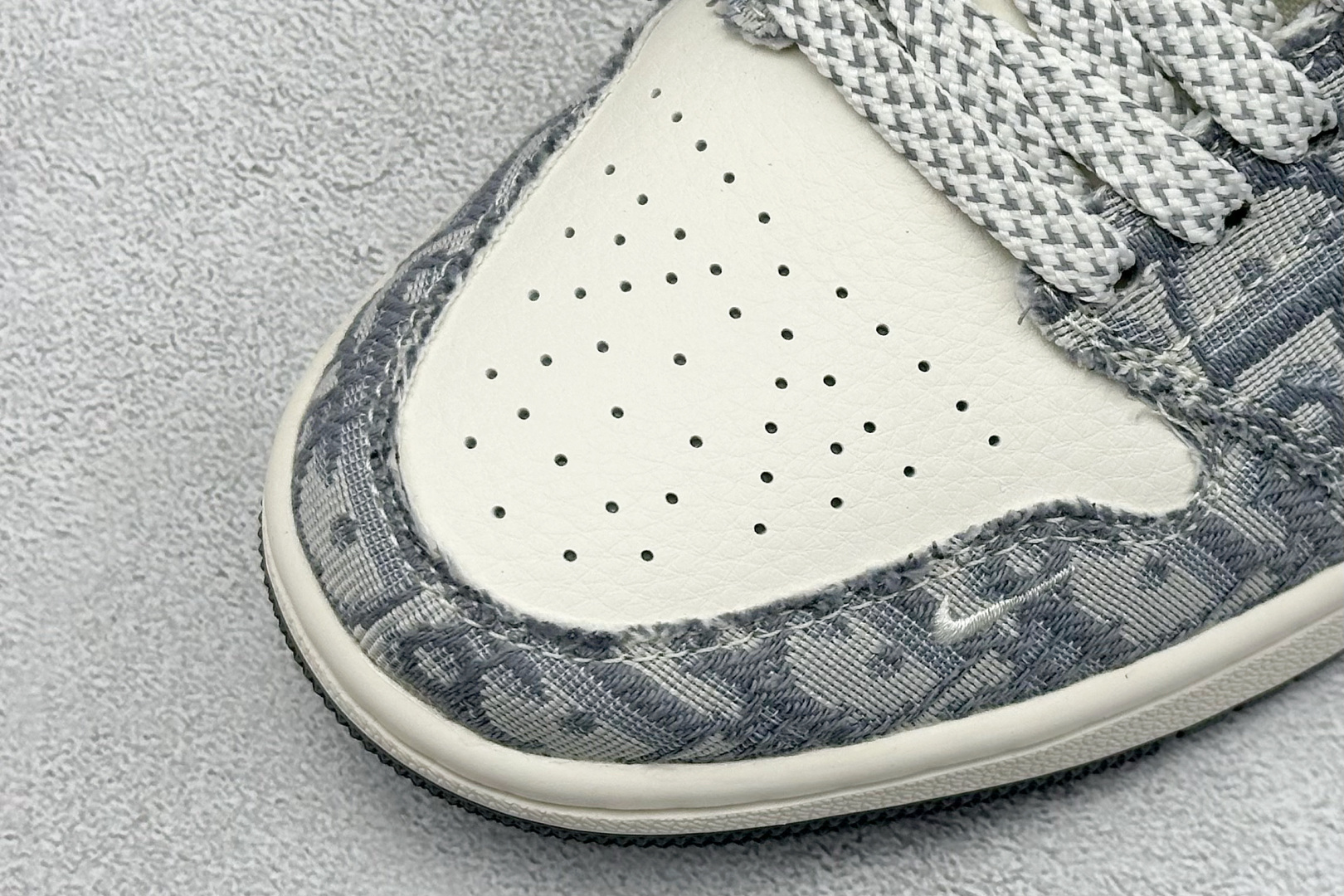 福利特价 
Air Jordan 1 Low AJ1 乔1 迪奥联名-灰蓝红标 高端定制 低帮复古篮球鞋