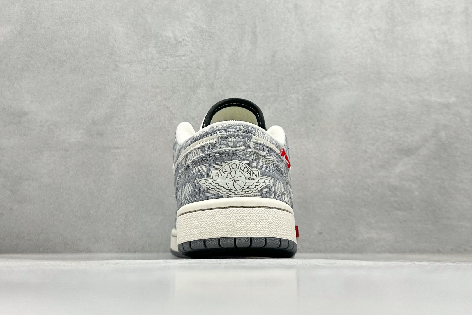 福利特价 
Air Jordan 1 Low AJ1 乔1 迪奥联名-灰蓝红标 高端定制 低帮复古篮球鞋