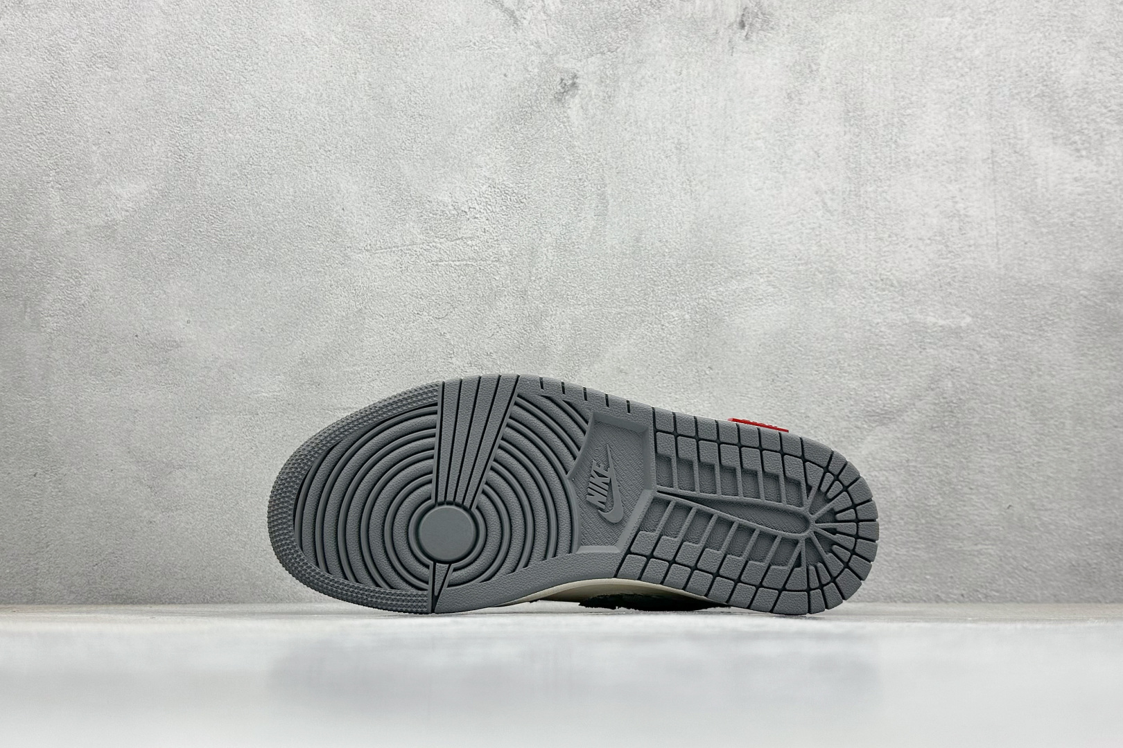 福利特价 
Air Jordan 1 Low AJ1 乔1 迪奥联名-灰蓝红标 高端定制 低帮复古篮球鞋