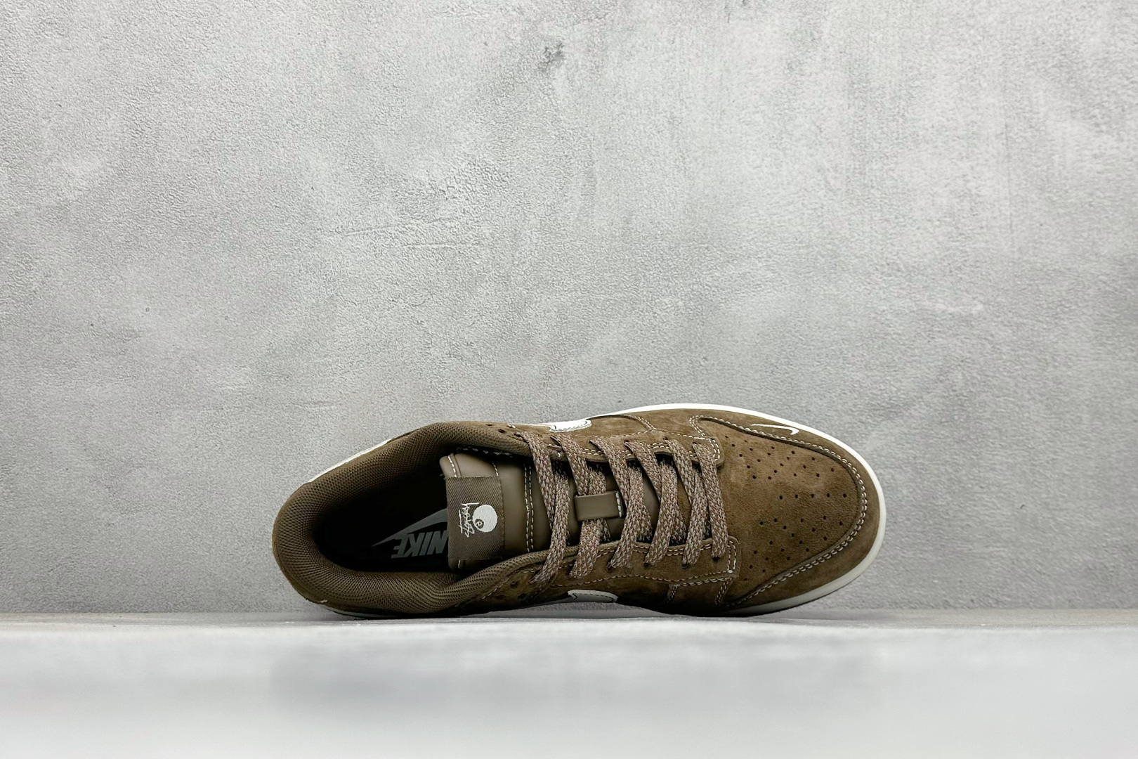 福利特价 
Nike SB Dunk Low“斯图西联名——棕色小麦奶白勾 中八式周年高端定制 低帮休闲