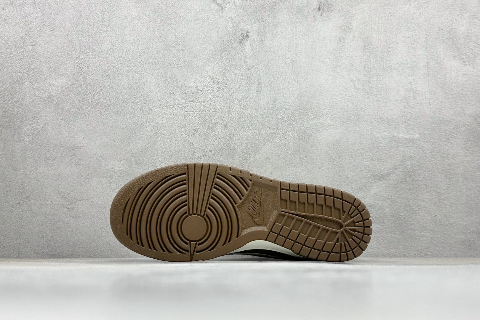 福利特价 
Nike SB Dunk Low“斯图西联名——棕色小麦奶白勾 中八式周年高端定制 低帮休闲