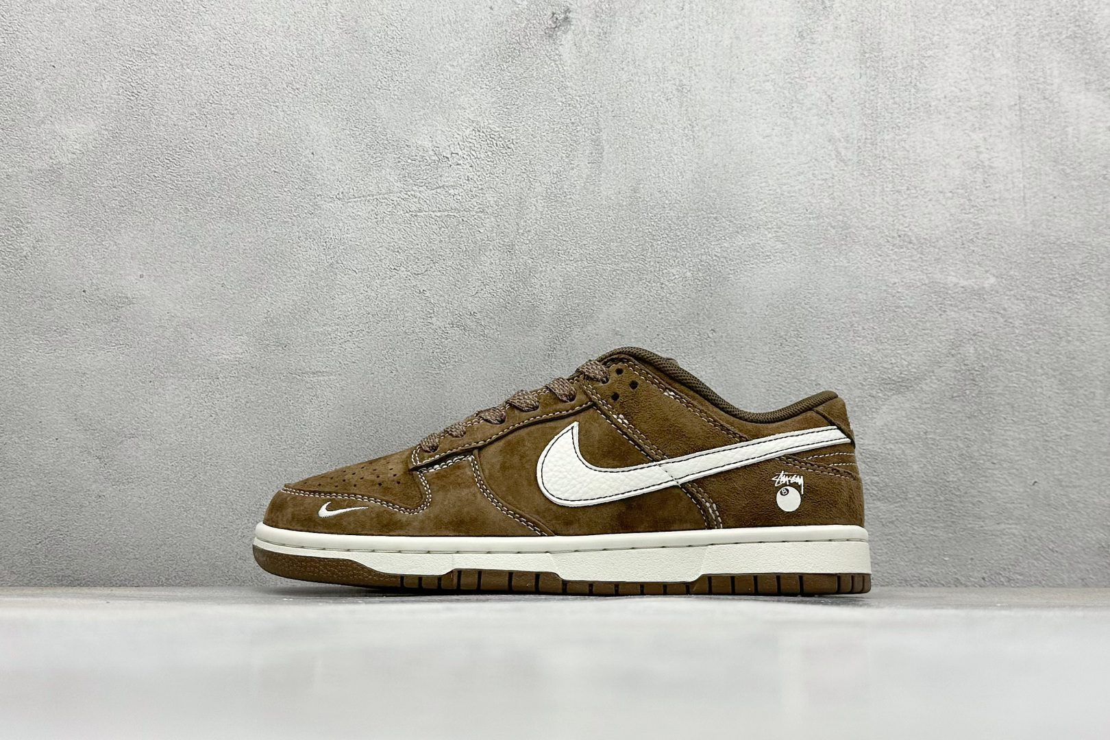 福利特价 
Nike SB Dunk Low“斯图西联名——棕色小麦奶白勾 中八式周年高端定制 低帮休闲