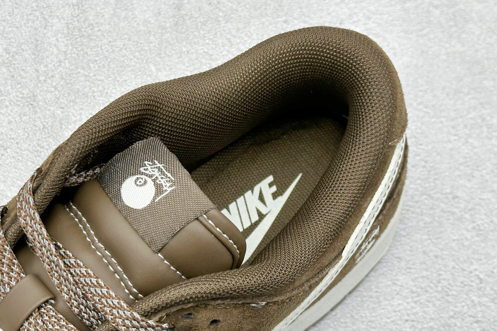 福利特价 
Nike SB Dunk Low“斯图西联名——棕色小麦奶白勾 中八式周年高端定制 低帮休闲