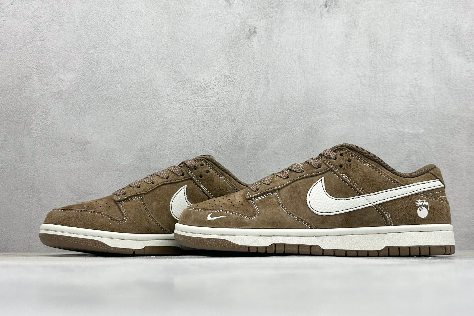 福利特价 
Nike SB Dunk Low“斯图西联名——棕色小麦奶白勾 中八式周年高端定制 低帮休闲