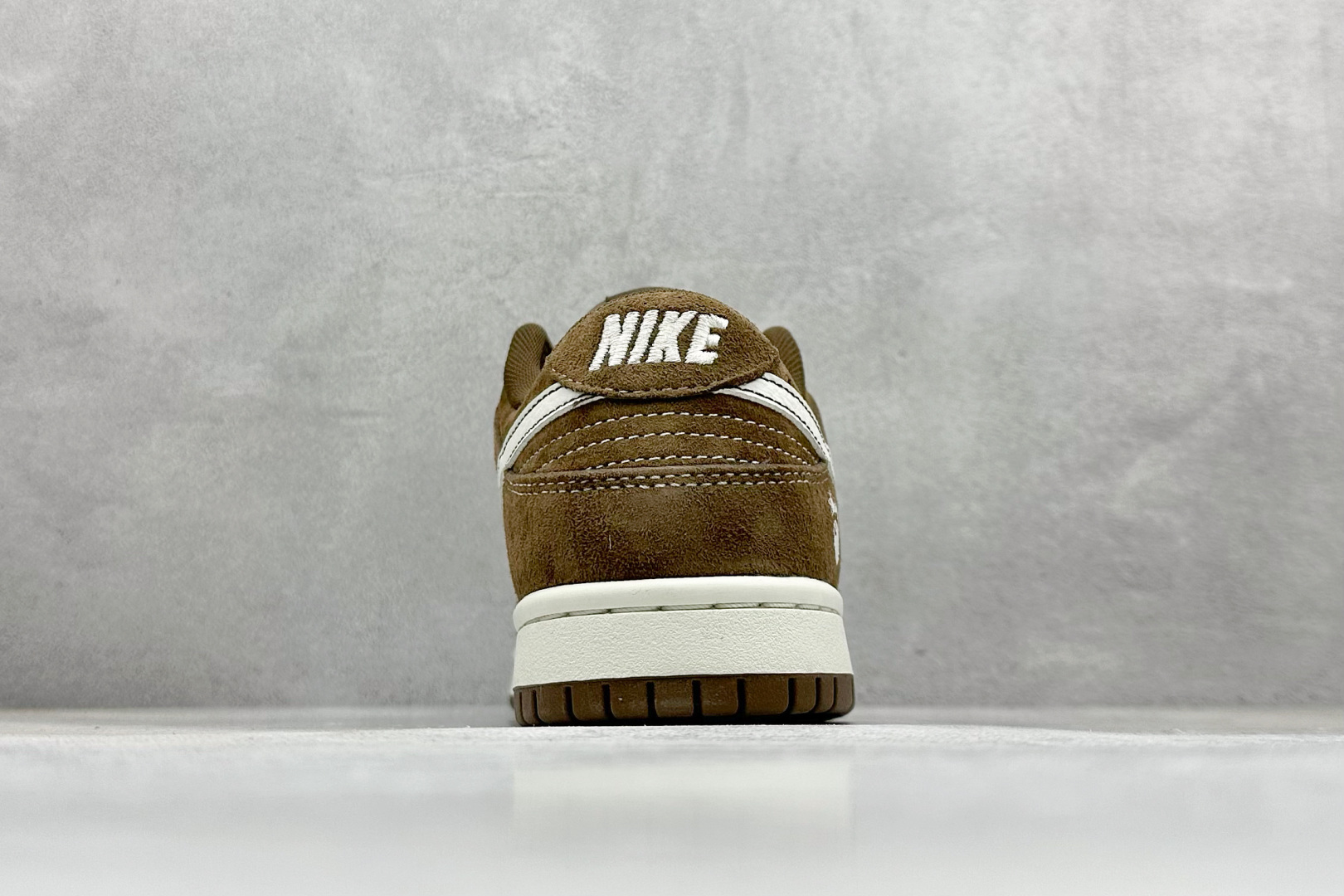 福利特价 
Nike SB Dunk Low“斯图西联名——棕色小麦奶白勾 中八式周年高端定制 低帮休闲