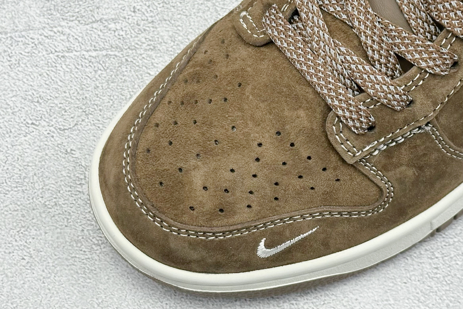 福利特价 
Nike SB Dunk Low“斯图西联名——棕色小麦奶白勾 中八式周年高端定制 低帮休闲