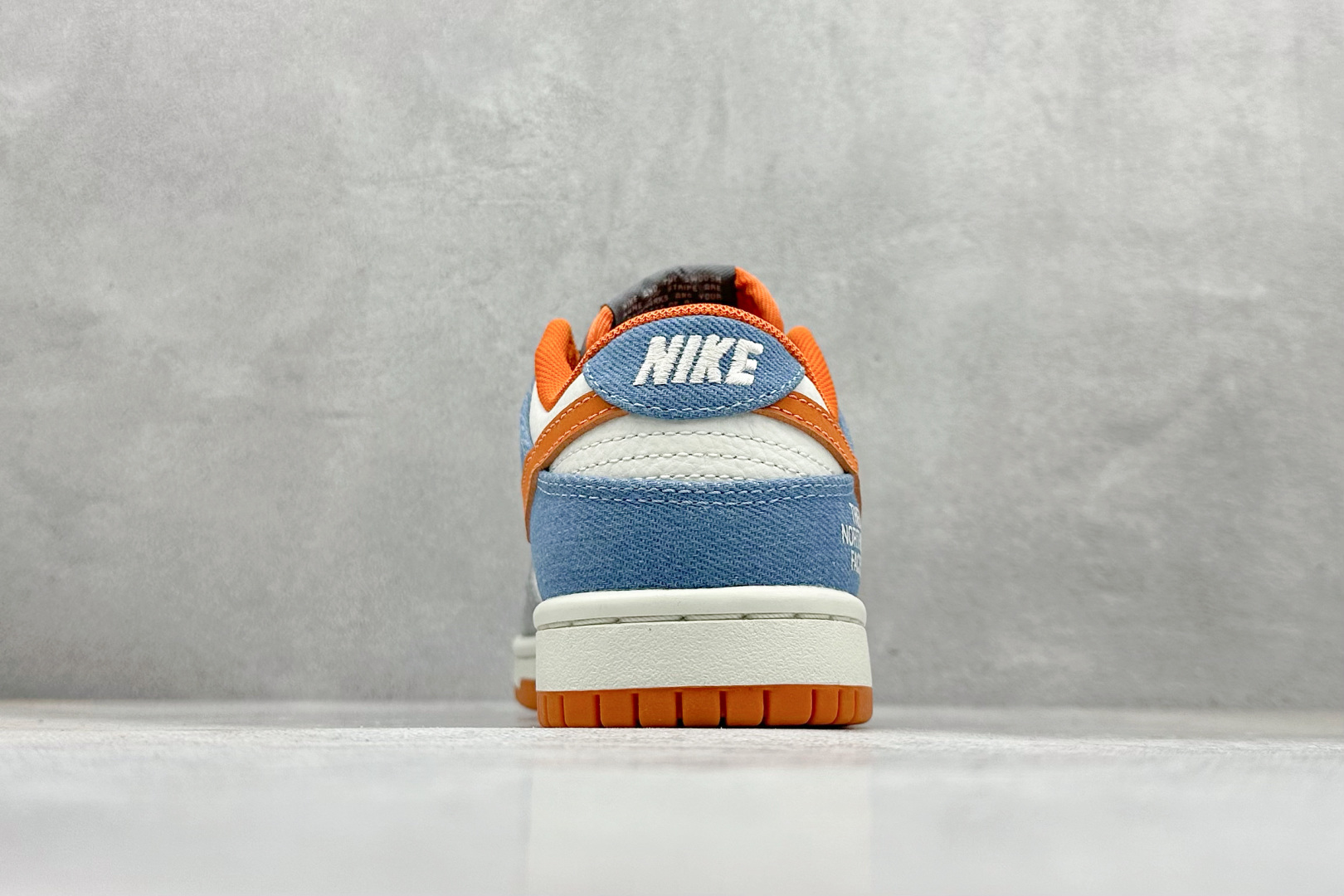 福利特价 
Nk SB Dunk Low 北面联名---白蓝橙勾 周年高端定制 低帮休闲板鞋
#高端定制