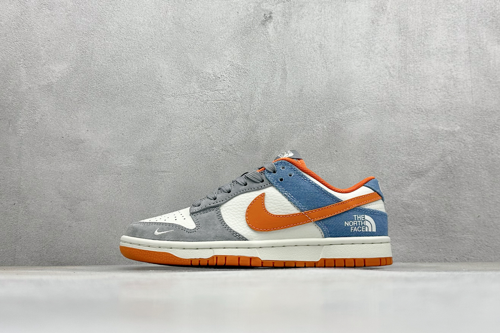 福利特价 
Nk SB Dunk Low 北面联名---白蓝橙勾 周年高端定制 低帮休闲板鞋
#高端定制