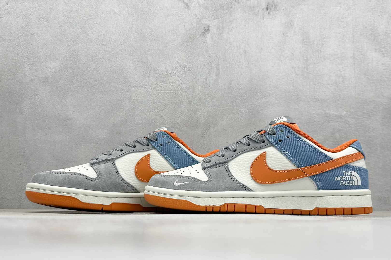 福利特价 
Nk SB Dunk Low 北面联名---白蓝橙勾 周年高端定制 低帮休闲板鞋
#高端定制
