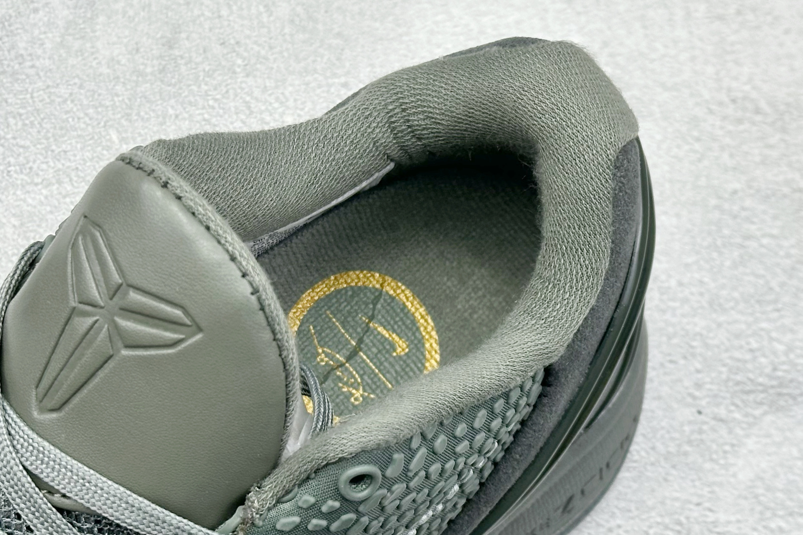 真碳福利 
NK Kobe 6 Protro 科比6代专业实战篮球鞋
采用了复合式的鞋面 内层为透气网面