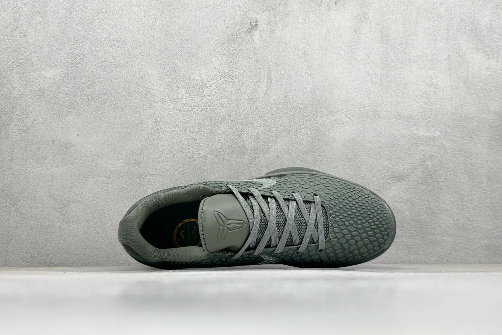 真碳福利 
NK Kobe 6 Protro 科比6代专业实战篮球鞋
采用了复合式的鞋面 内层为透气网面