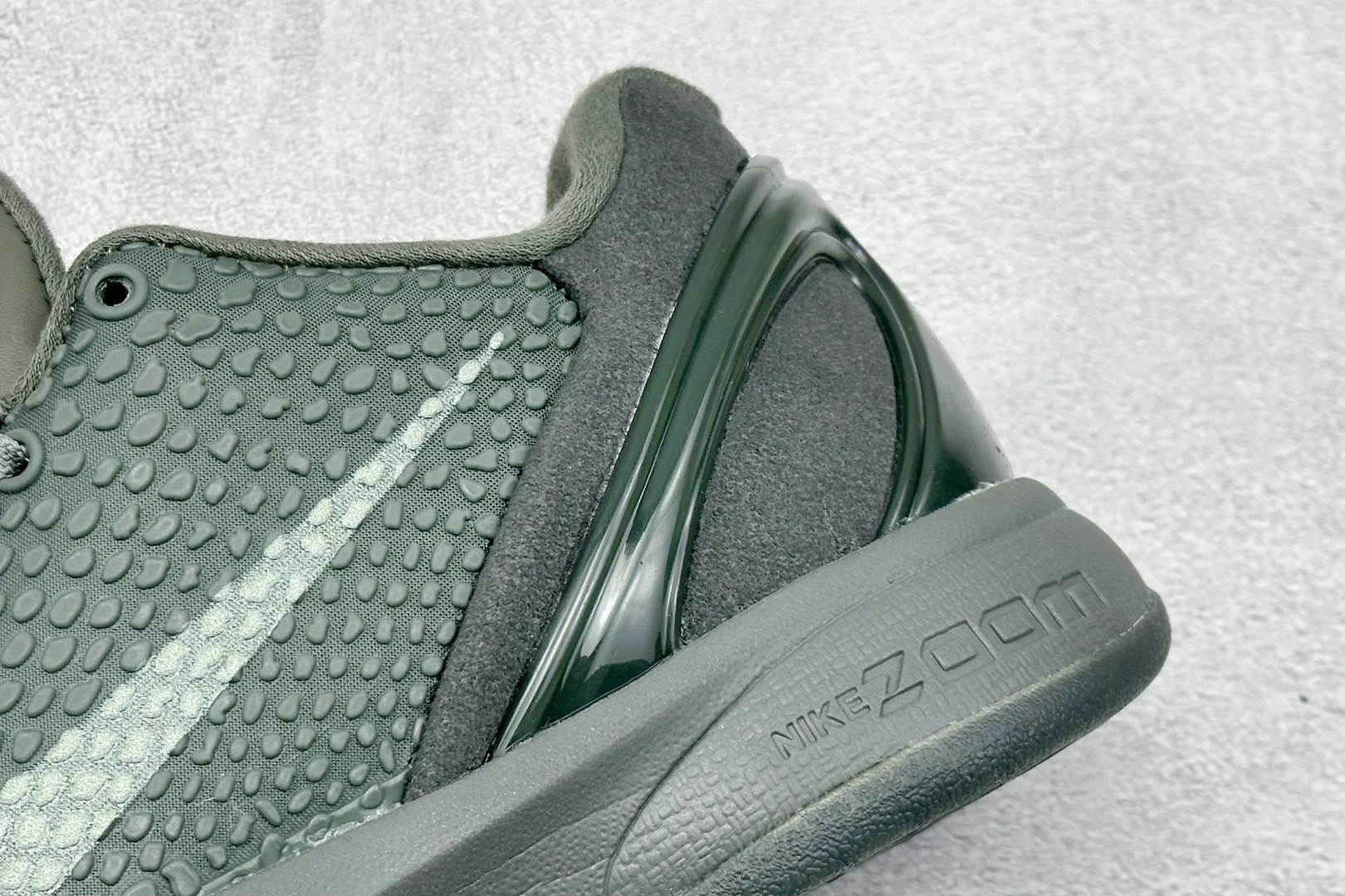 真碳福利 
NK Kobe 6 Protro 科比6代专业实战篮球鞋
采用了复合式的鞋面 内层为透气网面