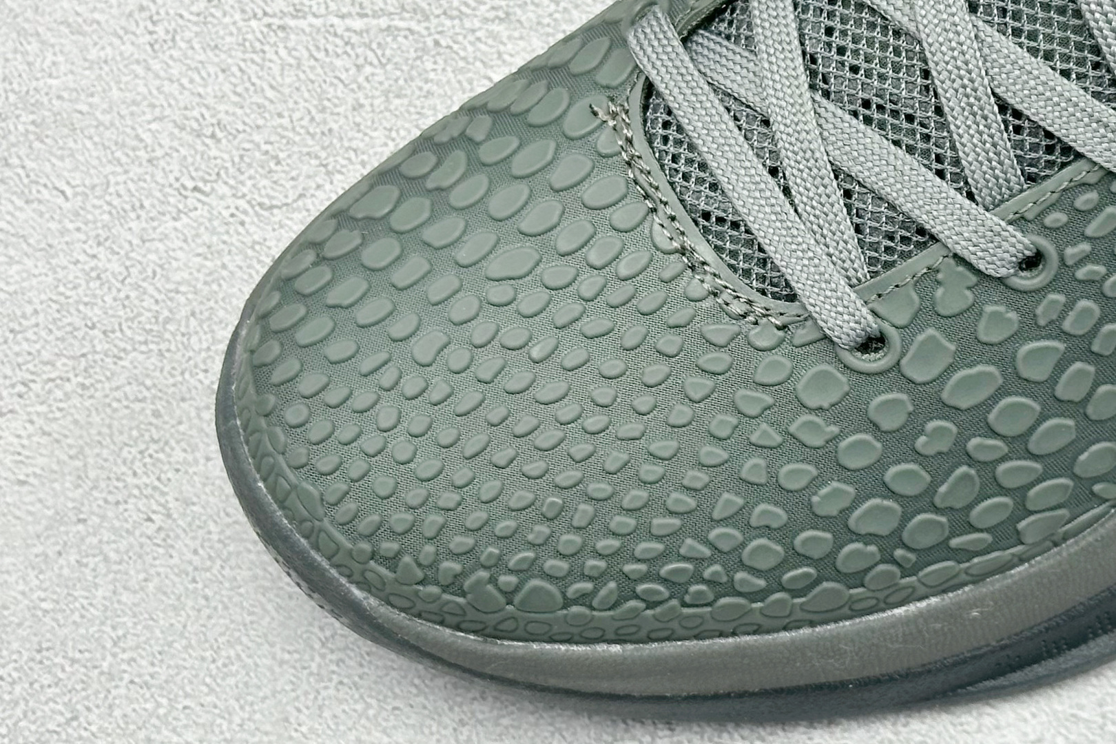真碳福利 
NK Kobe 6 Protro 科比6代专业实战篮球鞋
采用了复合式的鞋面 内层为透气网面