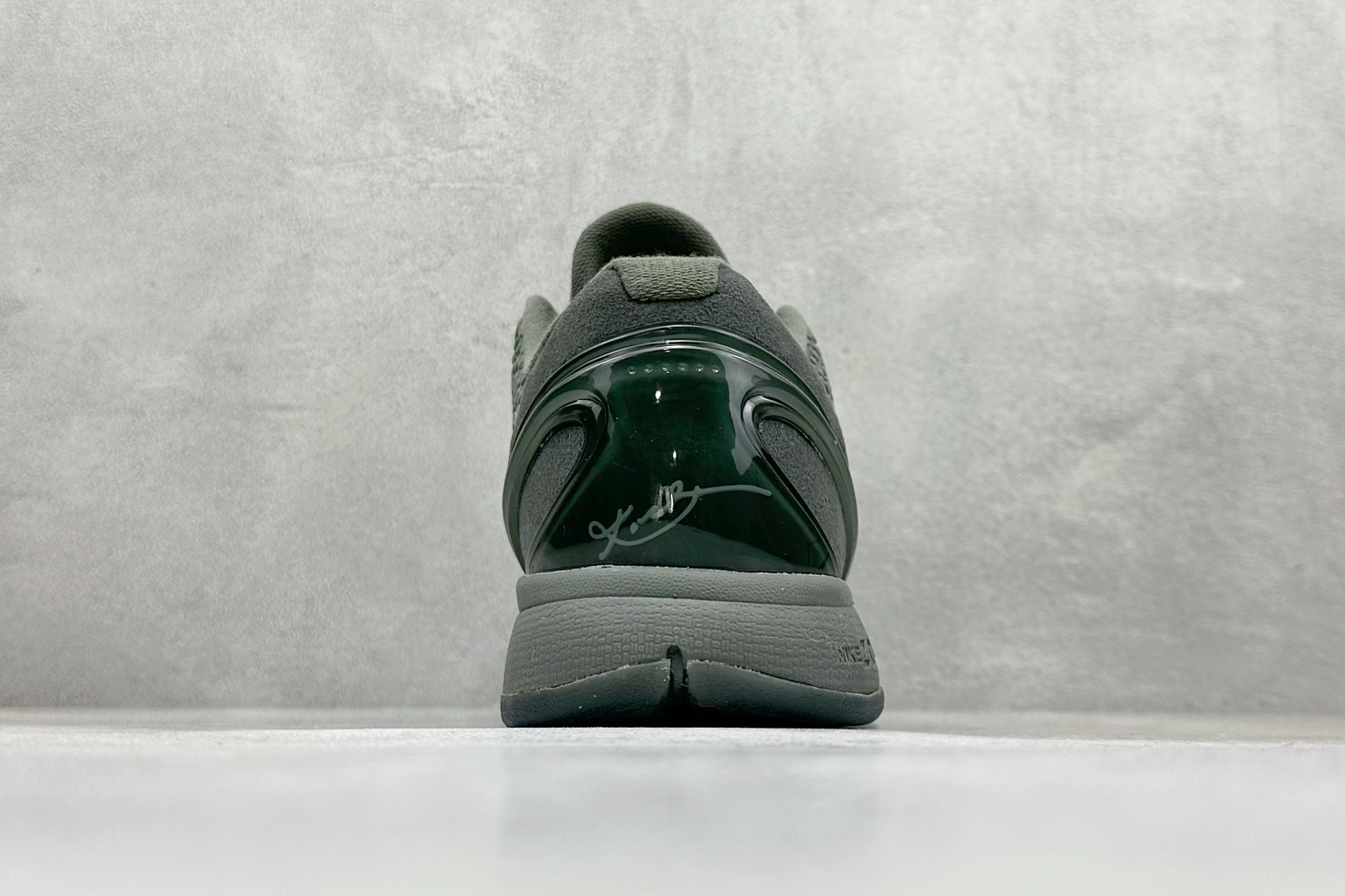 真碳福利 
NK Kobe 6 Protro 科比6代专业实战篮球鞋
采用了复合式的鞋面 内层为透气网面