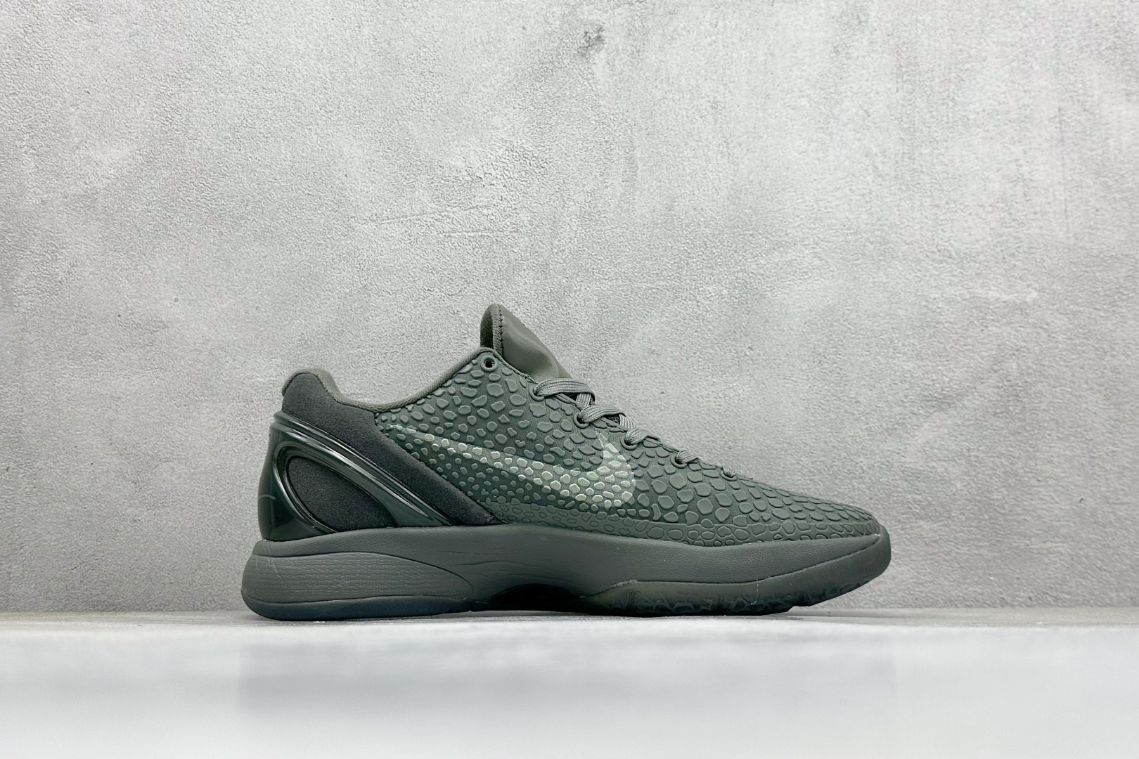 真碳福利 
NK Kobe 6 Protro 科比6代专业实战篮球鞋
采用了复合式的鞋面 内层为透气网面