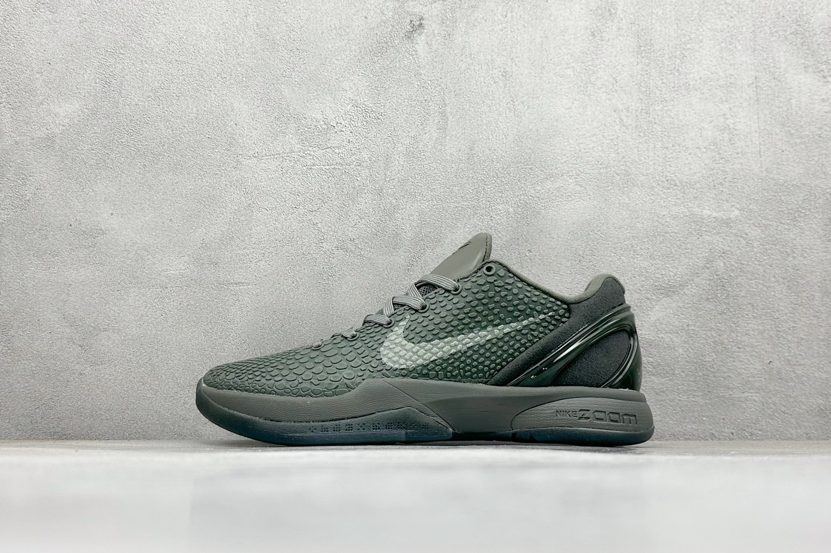 真碳福利 
NK Kobe 6 Protro 科比6代专业实战篮球鞋
采用了复合式的鞋面 内层为透气网面