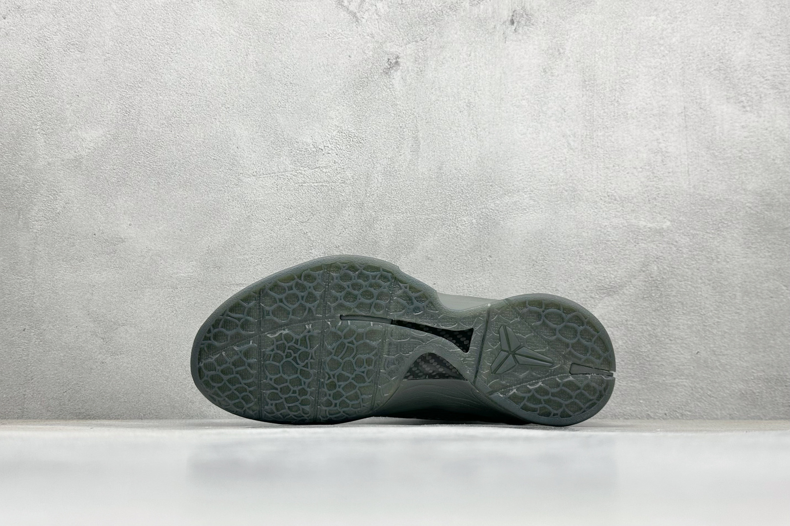 真碳福利 
NK Kobe 6 Protro 科比6代专业实战篮球鞋
采用了复合式的鞋面 内层为透气网面