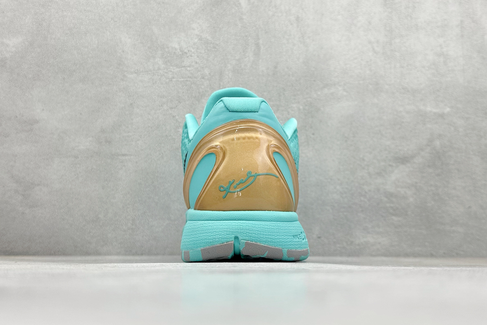 真碳福利 
NK Kobe 6 Protro 科比6代专业实战篮球鞋
采用了复合式的鞋面 内层为透气网面