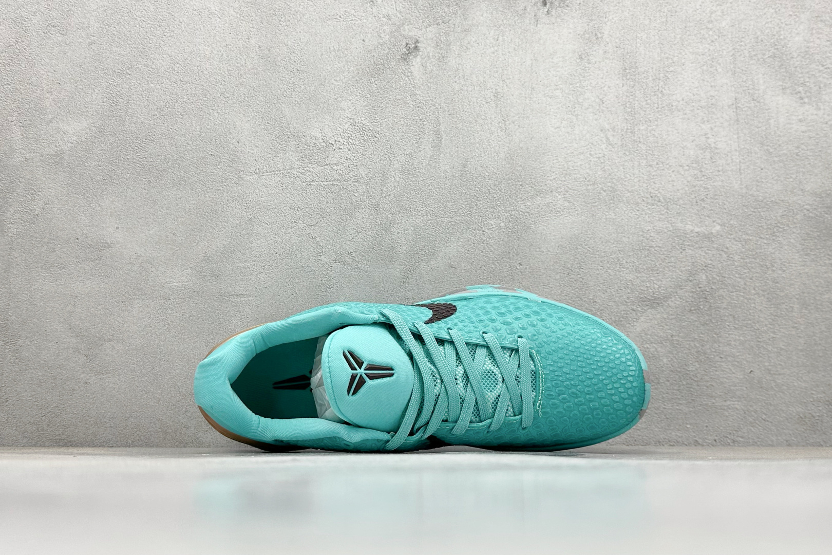 真碳福利 
NK Kobe 6 Protro 科比6代专业实战篮球鞋
采用了复合式的鞋面 内层为透气网面