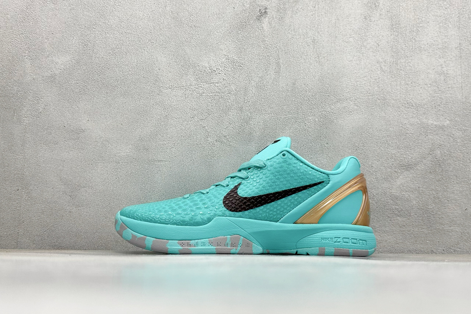 真碳福利 
NK Kobe 6 Protro 科比6代专业实战篮球鞋
采用了复合式的鞋面 内层为透气网面