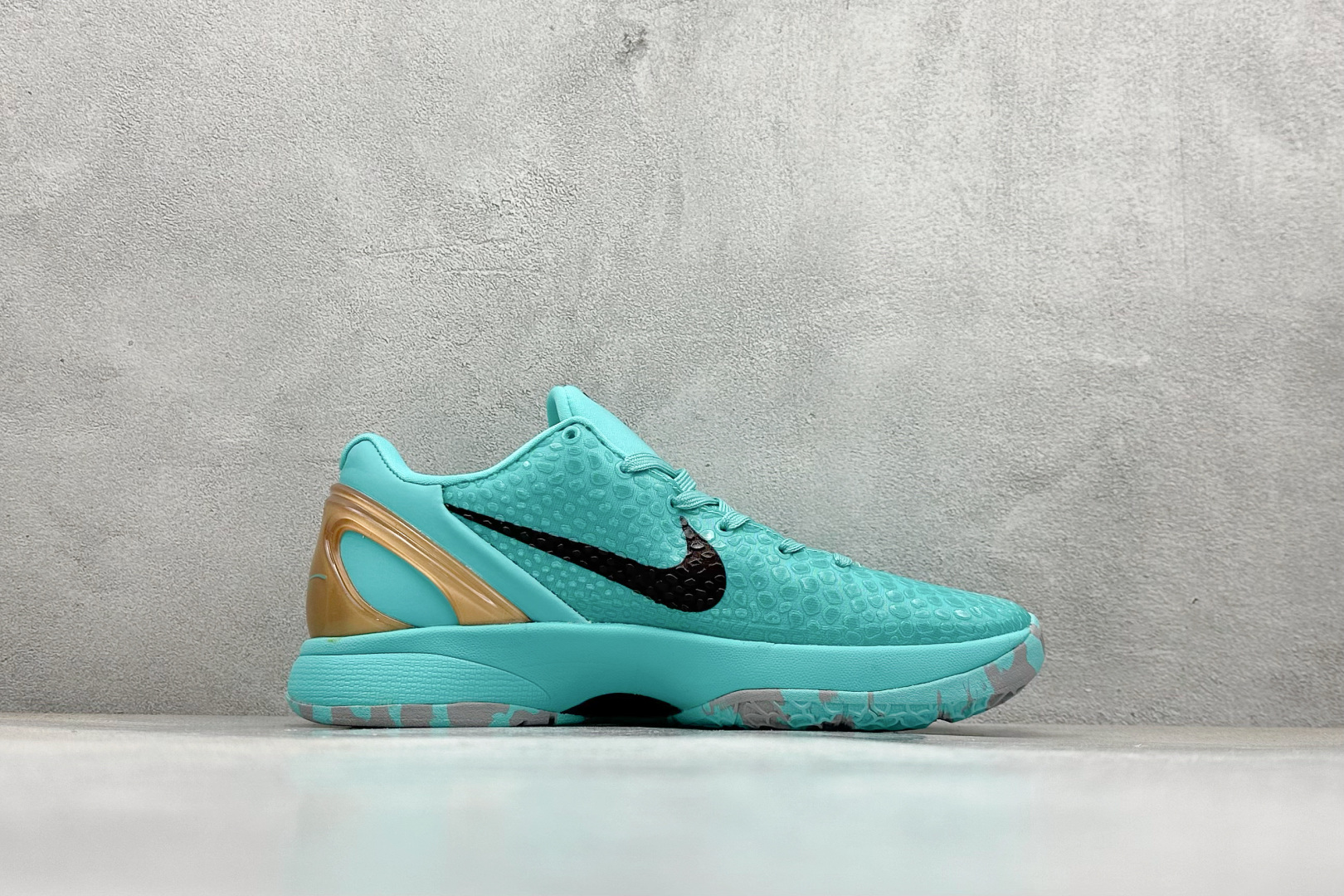 真碳福利 
NK Kobe 6 Protro 科比6代专业实战篮球鞋
采用了复合式的鞋面 内层为透气网面