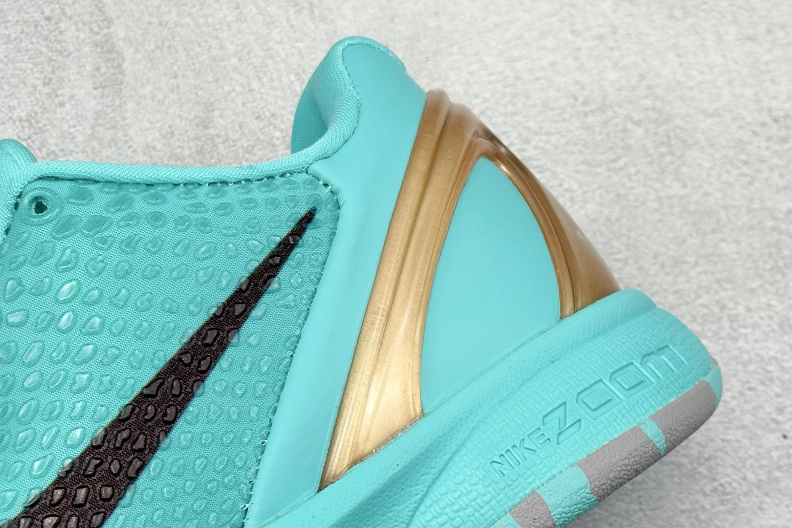 真碳福利 
NK Kobe 6 Protro 科比6代专业实战篮球鞋
采用了复合式的鞋面 内层为透气网面