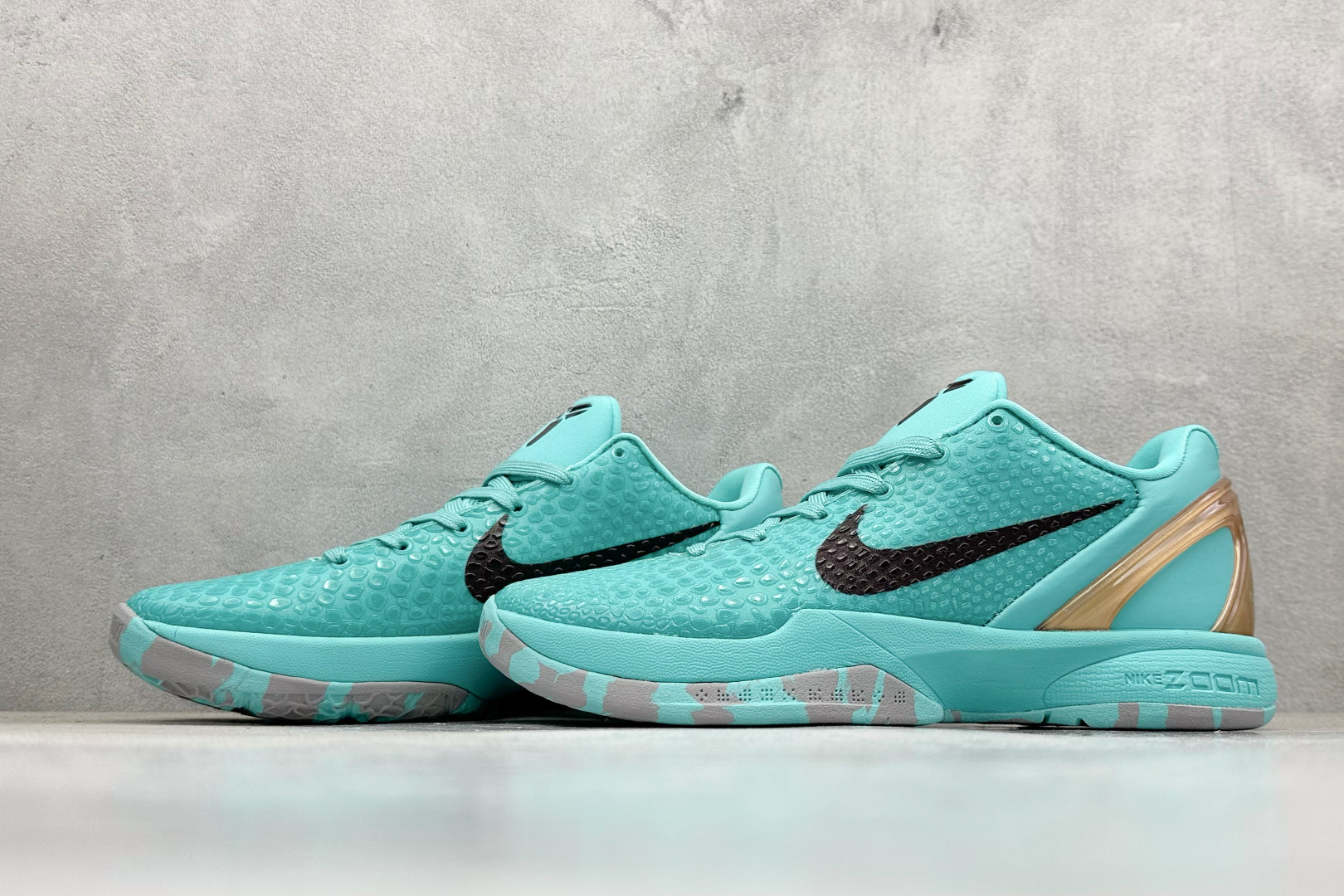 真碳福利 
NK Kobe 6 Protro 科比6代专业实战篮球鞋
采用了复合式的鞋面 内层为透气网面