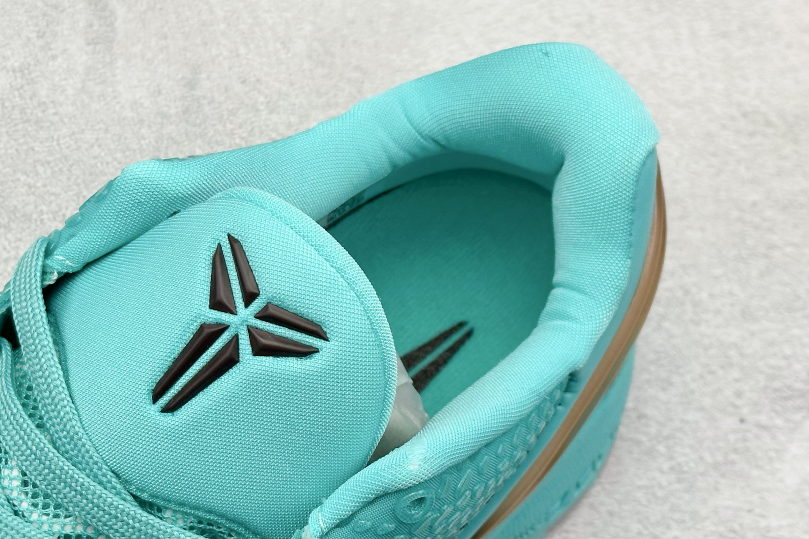 真碳福利 
NK Kobe 6 Protro 科比6代专业实战篮球鞋
采用了复合式的鞋面 内层为透气网面