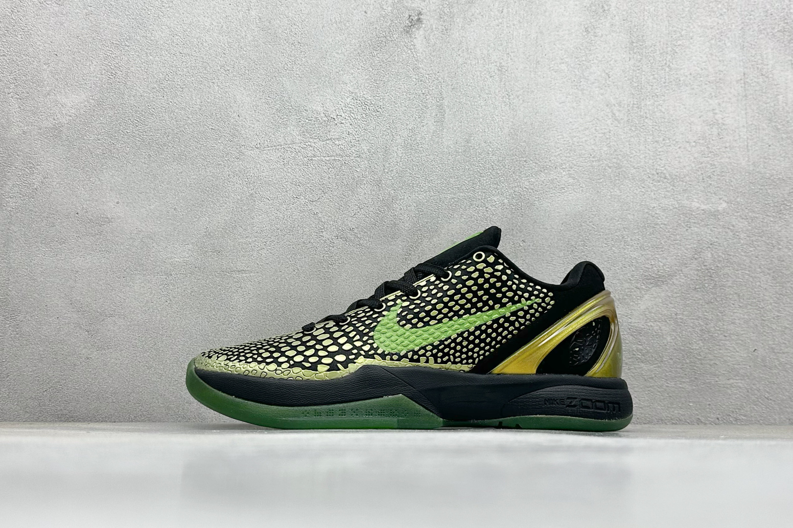 真碳福利 
NK Kobe 6 Protro 科比6代专业实战篮球鞋
采用了复合式的鞋面 内层为透气网面