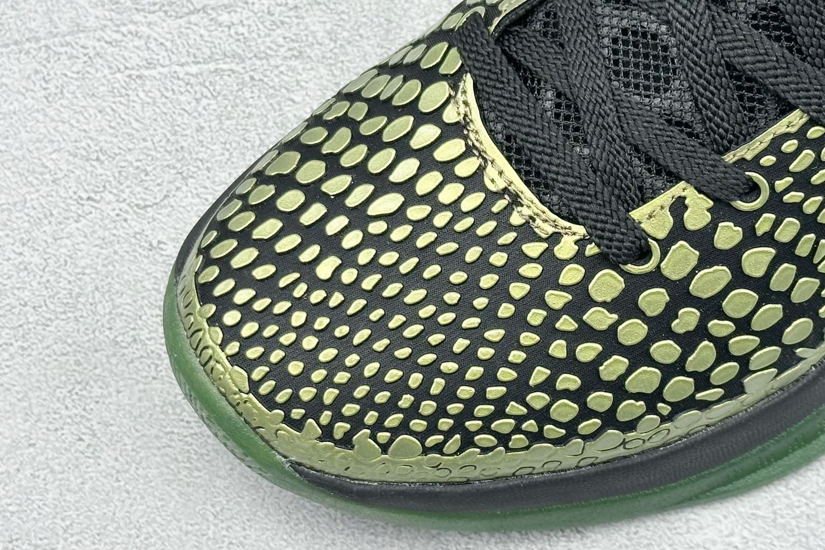 真碳福利 
NK Kobe 6 Protro 科比6代专业实战篮球鞋
采用了复合式的鞋面 内层为透气网面