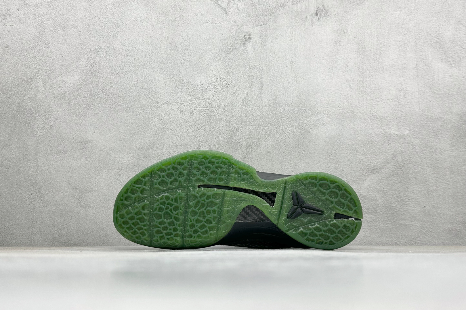 真碳福利 
NK Kobe 6 Protro 科比6代专业实战篮球鞋
采用了复合式的鞋面 内层为透气网面