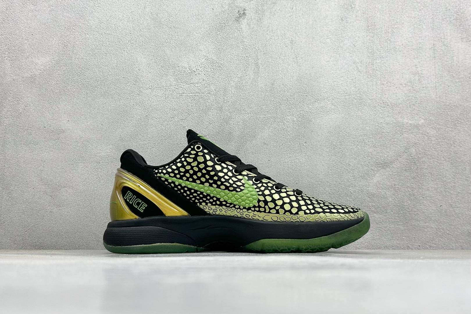 真碳福利 
NK Kobe 6 Protro 科比6代专业实战篮球鞋
采用了复合式的鞋面 内层为透气网面