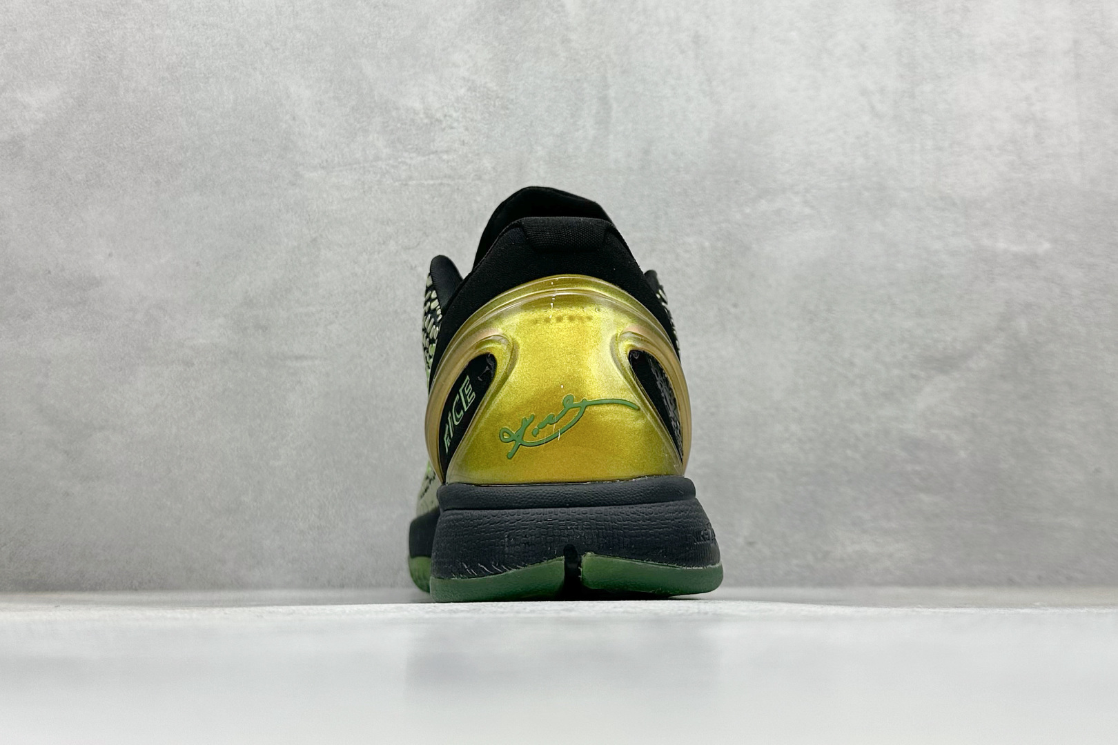 真碳福利 
NK Kobe 6 Protro 科比6代专业实战篮球鞋
采用了复合式的鞋面 内层为透气网面
