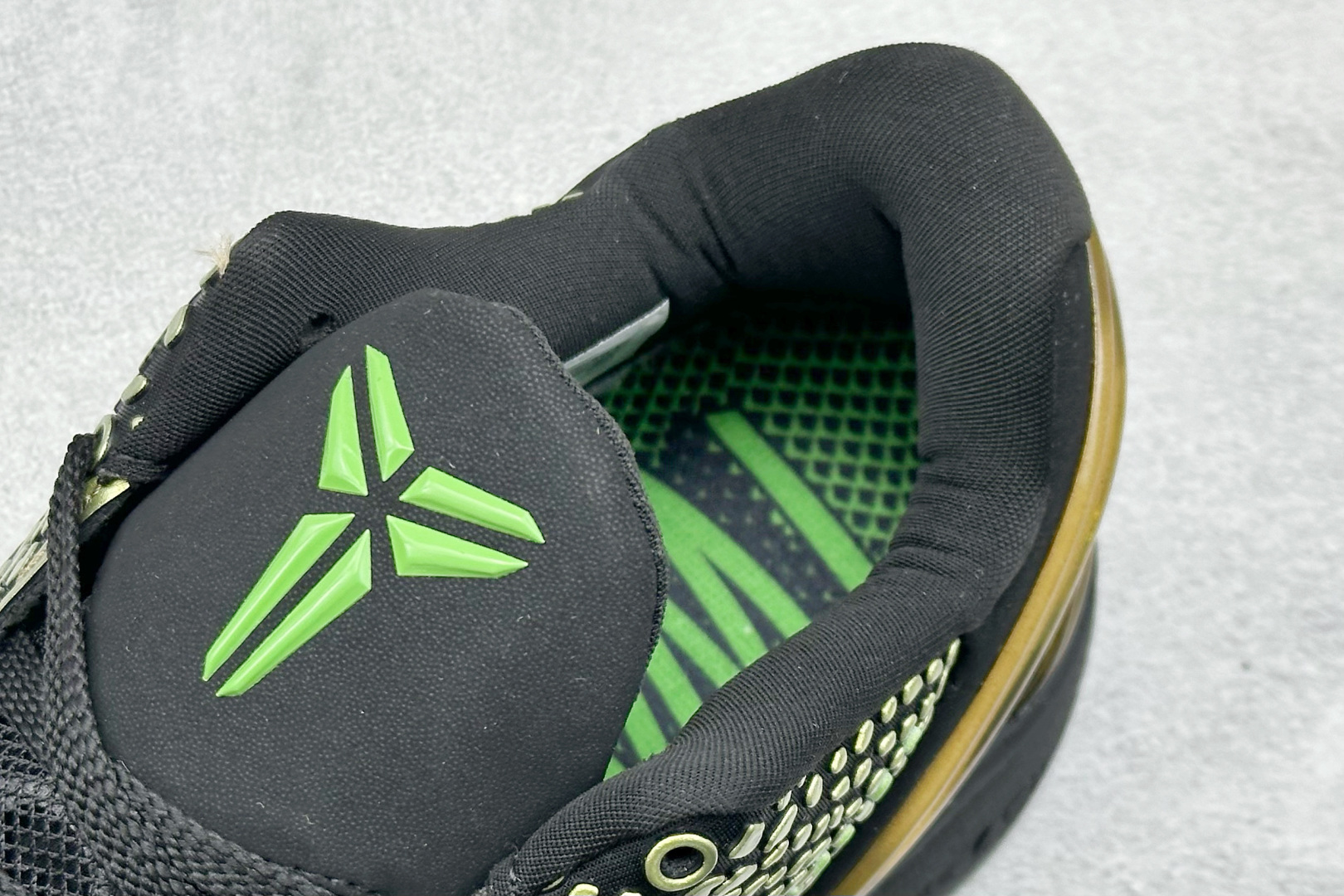 真碳福利 
NK Kobe 6 Protro 科比6代专业实战篮球鞋
采用了复合式的鞋面 内层为透气网面