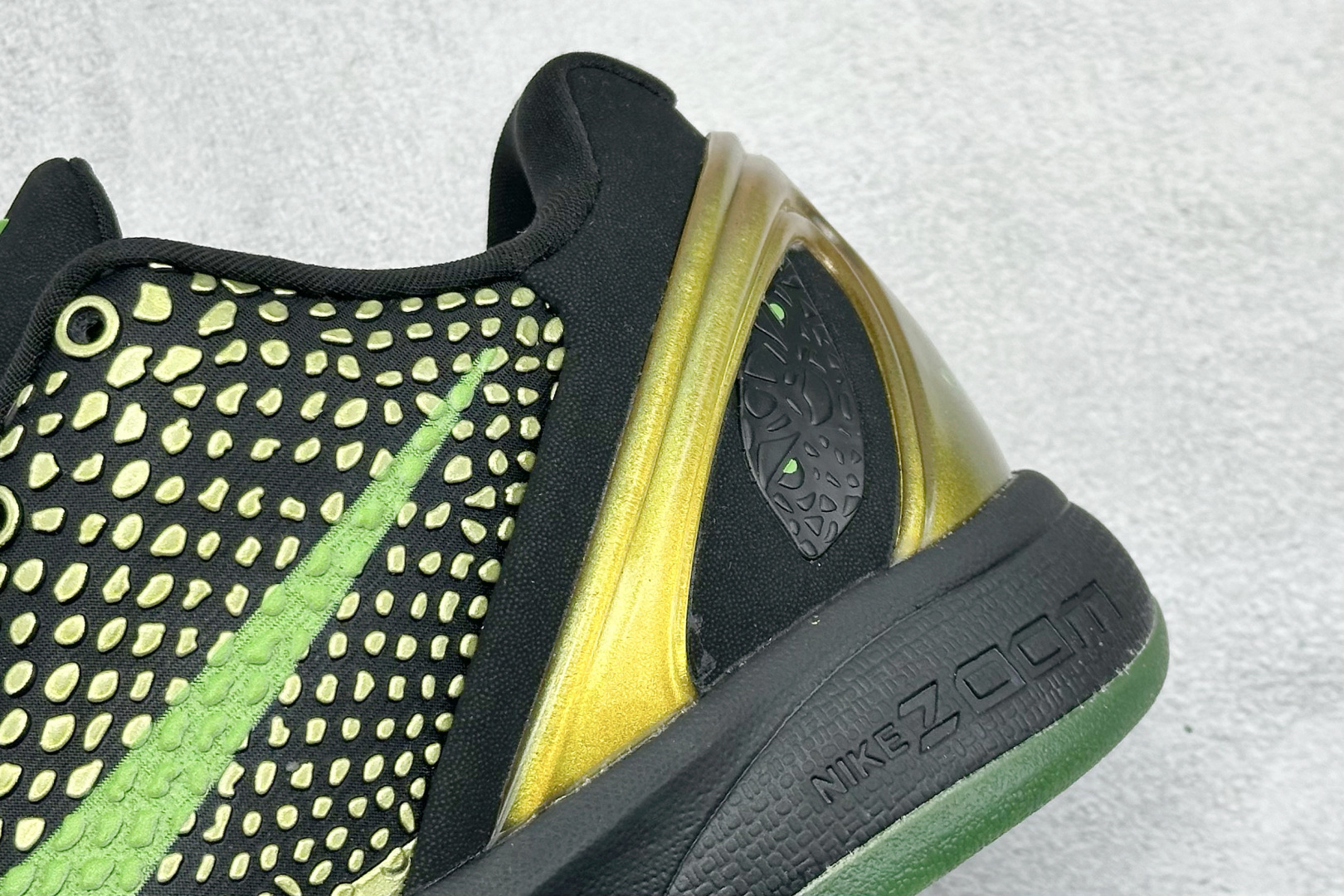 真碳福利 
NK Kobe 6 Protro 科比6代专业实战篮球鞋
采用了复合式的鞋面 内层为透气网面