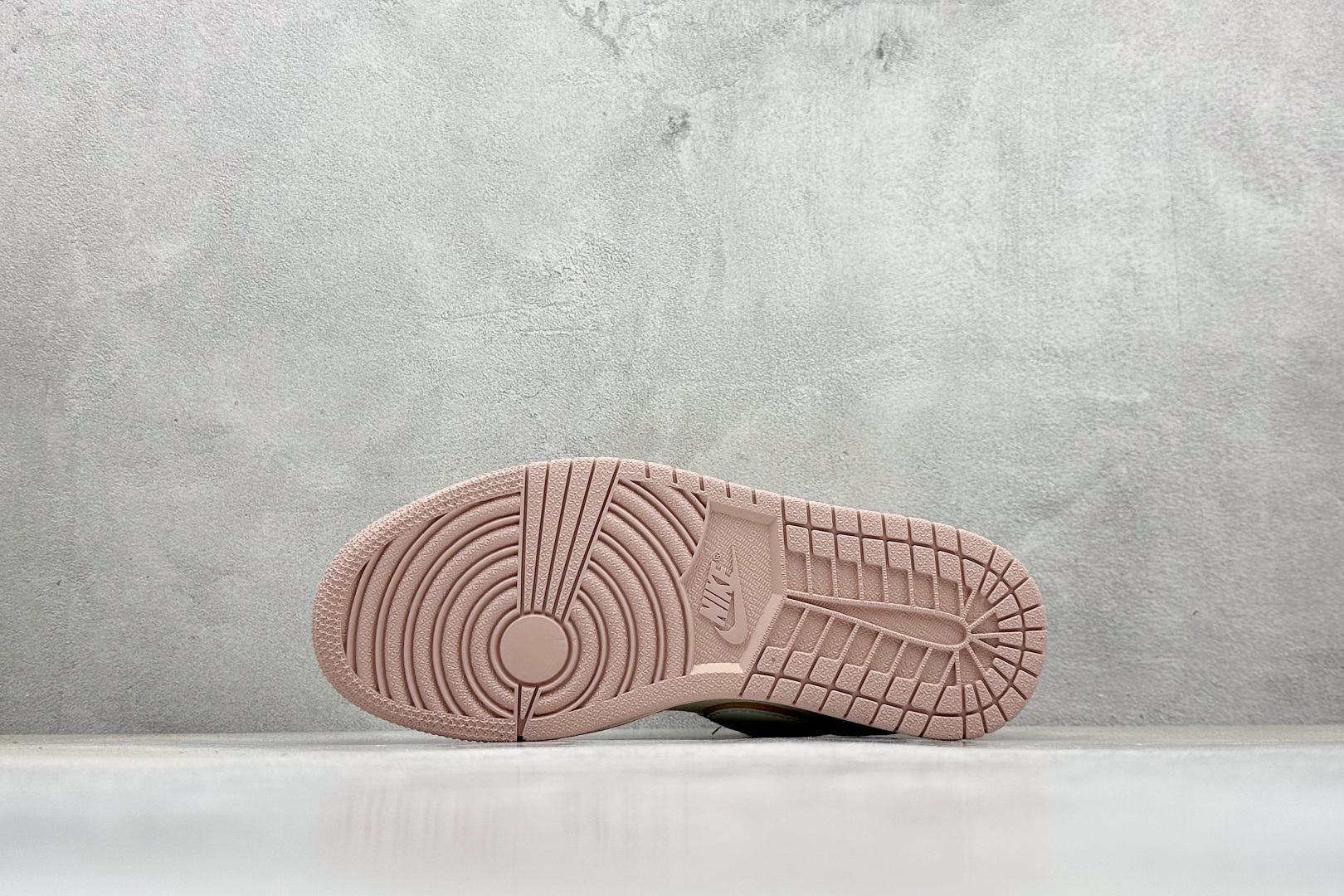 XC版Air Jordan 1 Retro Low x LABUB 粉白 QG2025-005