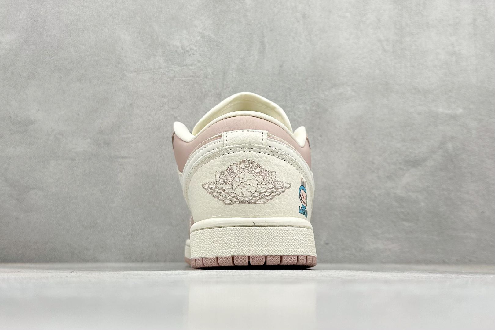 XC版Air Jordan 1 Retro Low x LABUB 粉白 QG2025-005