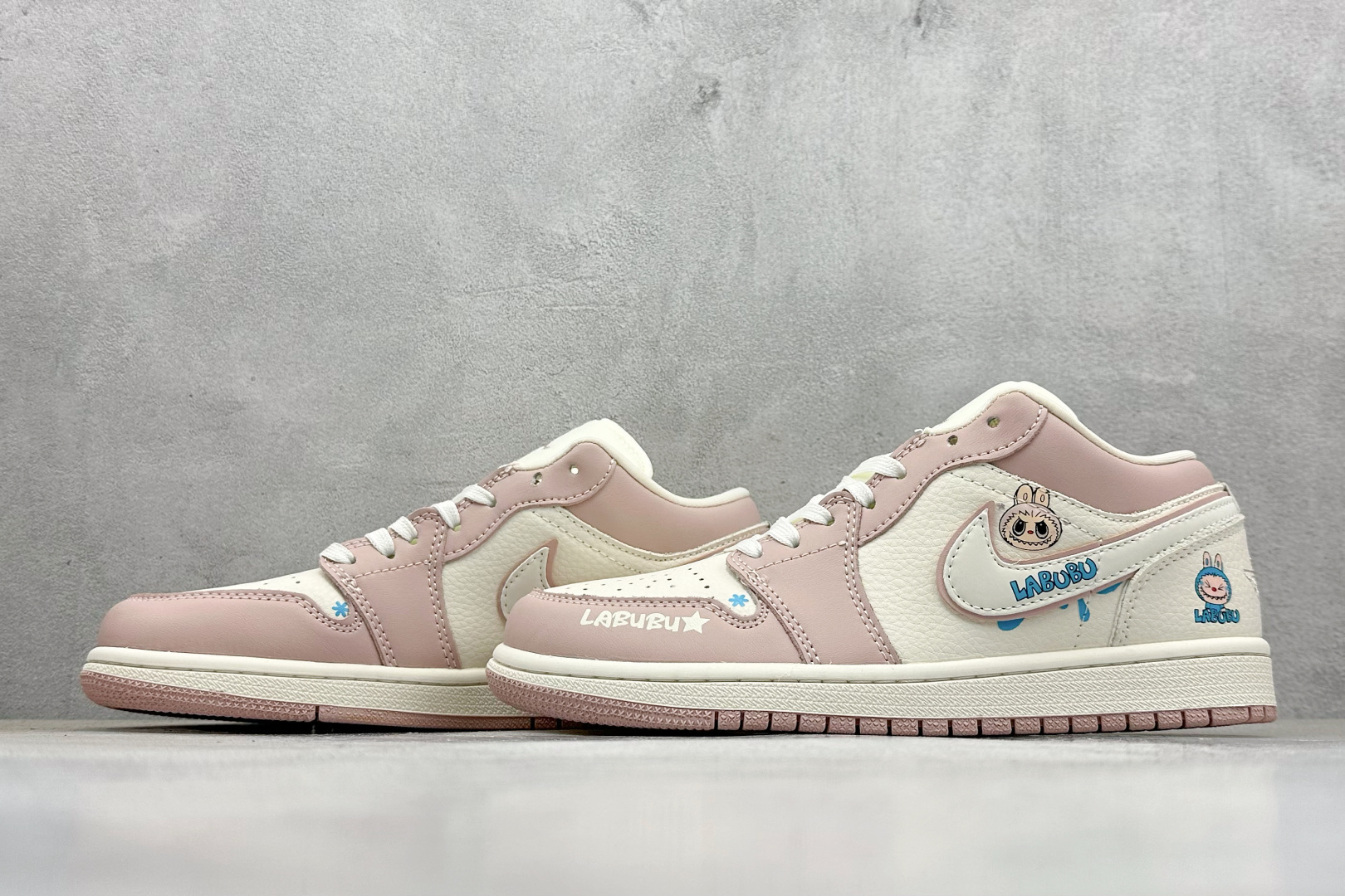 XC版Air Jordan 1 Retro Low x LABUB 粉白 QG2025-005