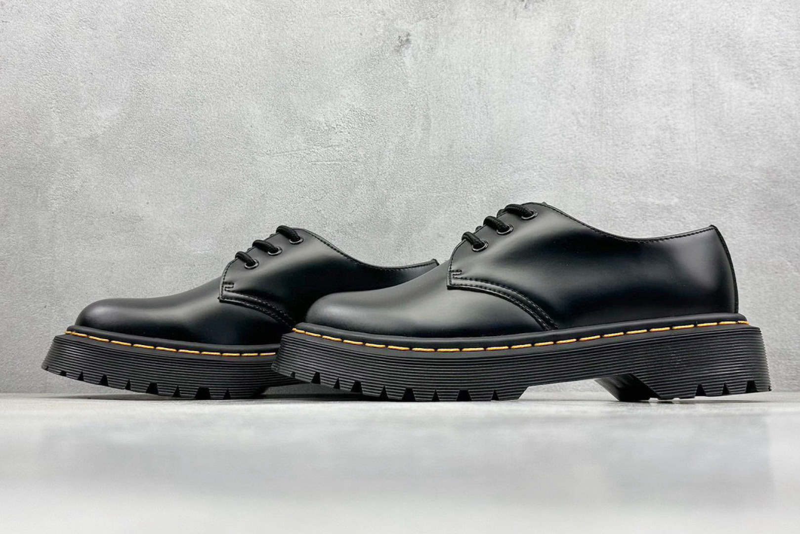 180 Dr.Martens 马汀博士经典款 马丁靴系列 哑光面 黑色硬皮