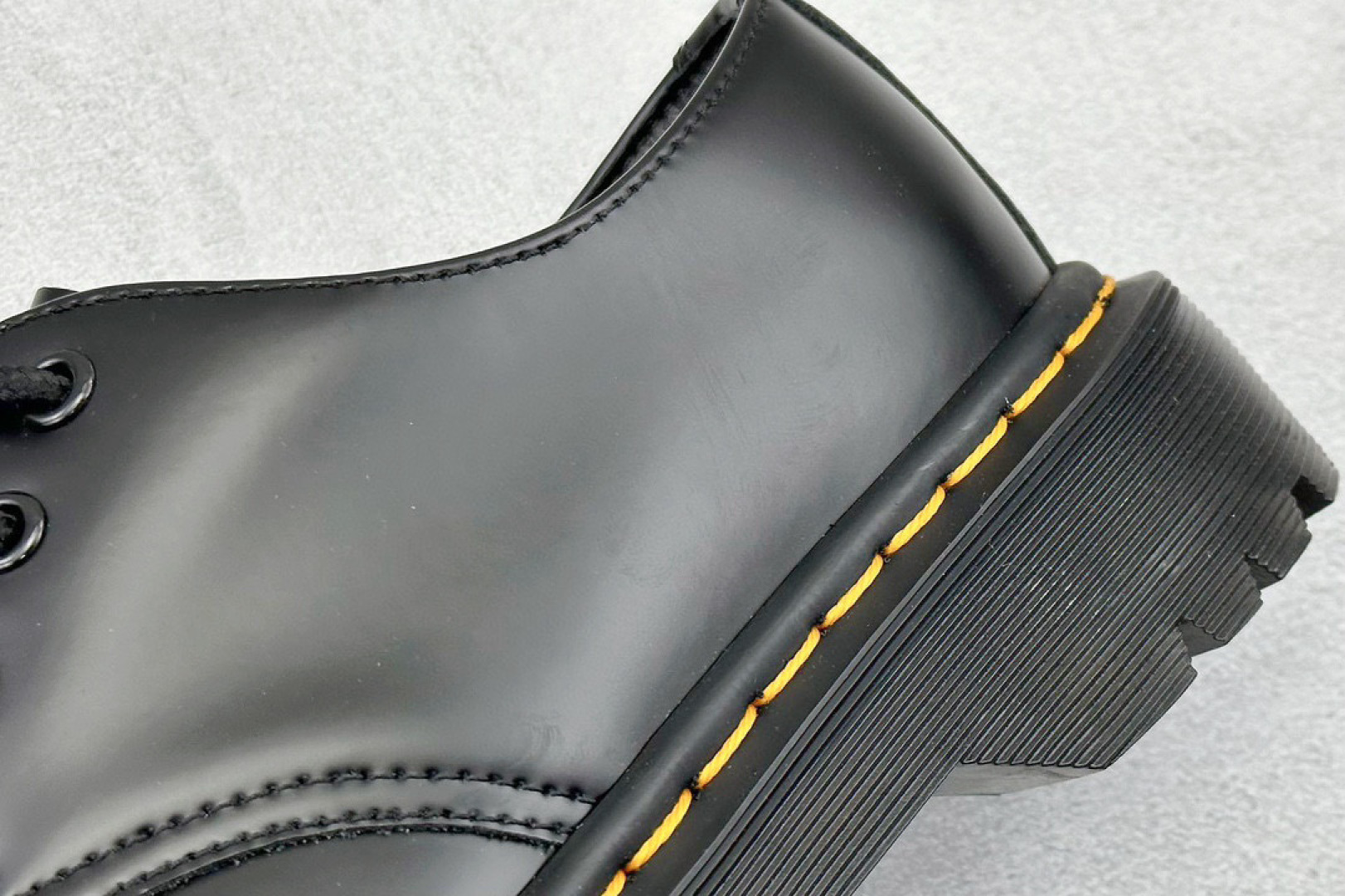 180 Dr.Martens 马汀博士经典款 马丁靴系列 哑光面 黑色硬皮