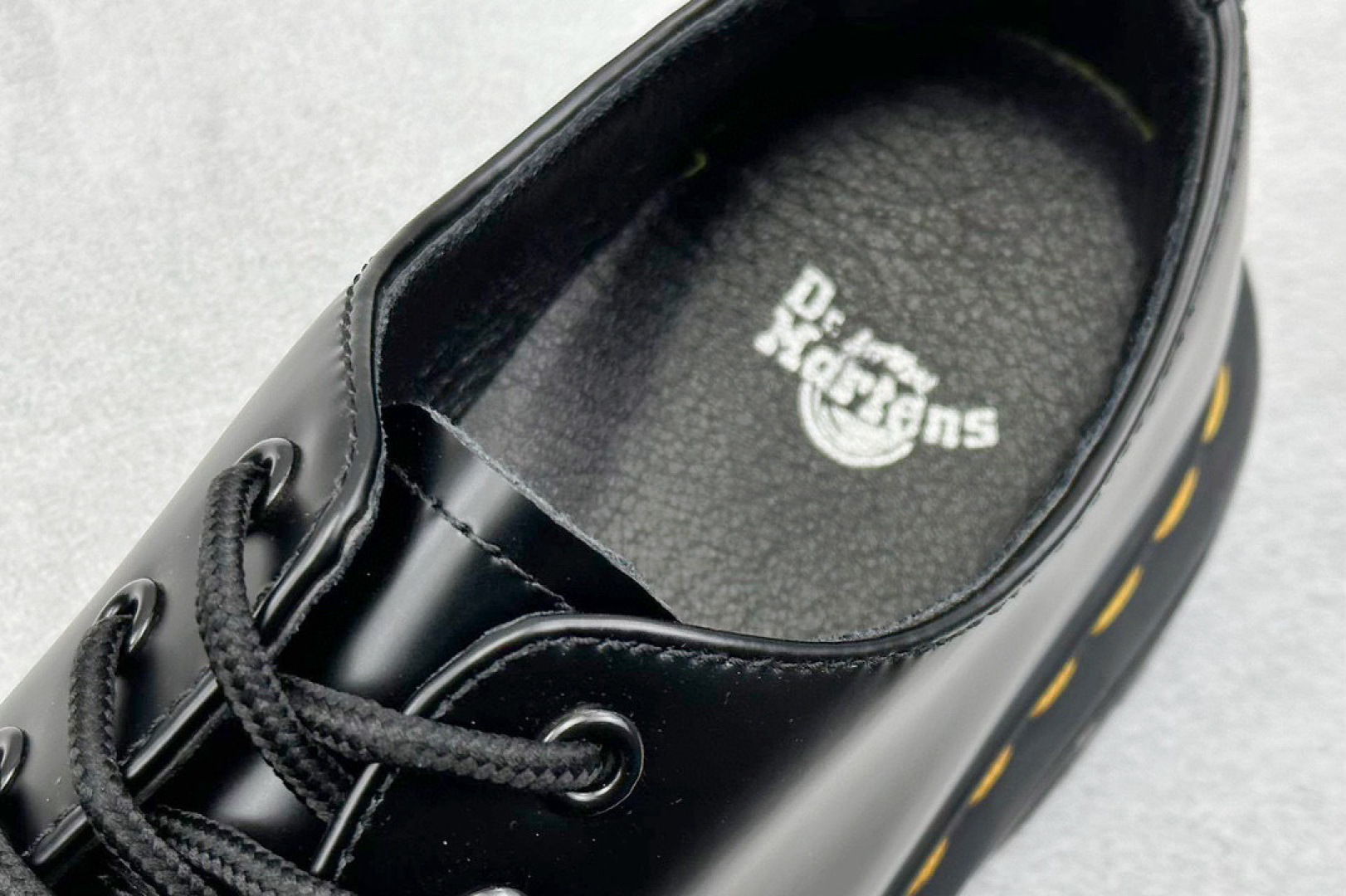 180 Dr.Martens 马汀博士经典款 马丁靴系列 哑光面 黑色硬皮